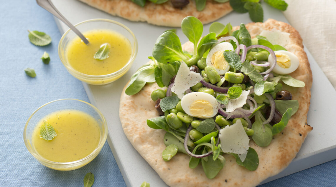 Insalata di fave e uova su pane arabo