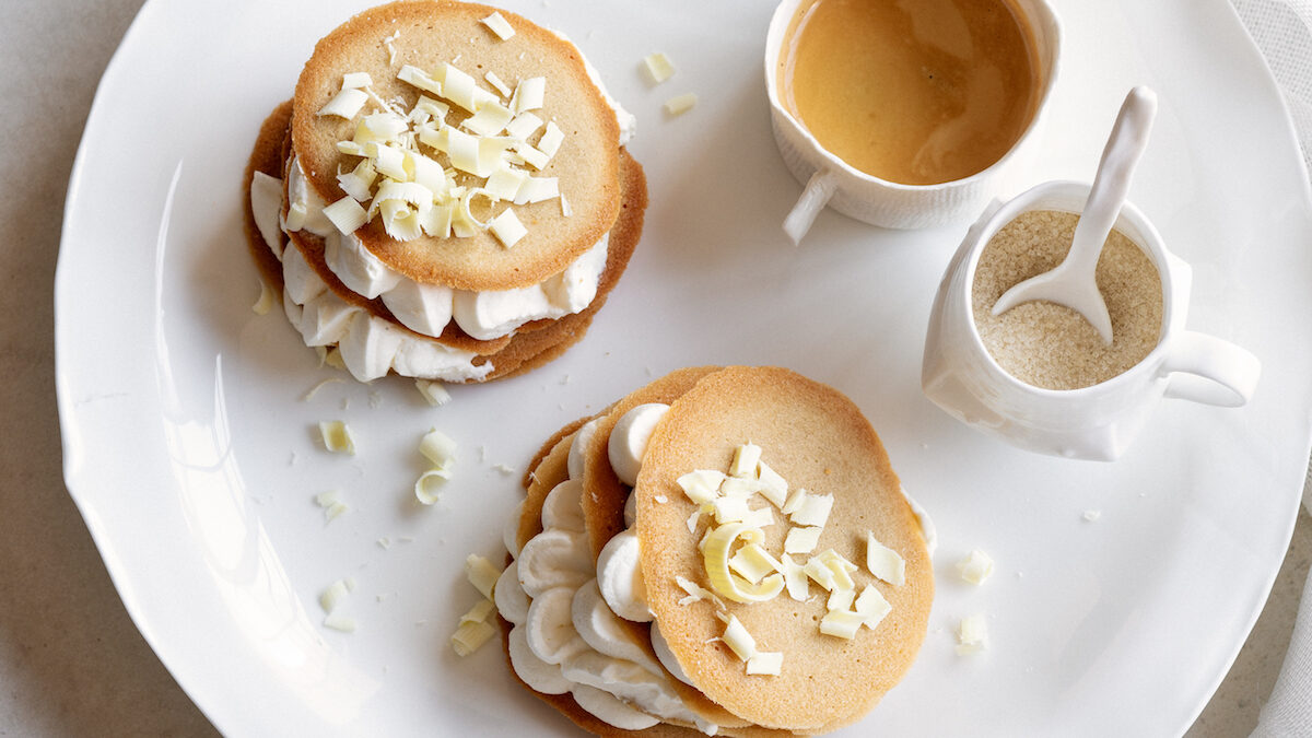 Cialde al caffè con mousse bianca