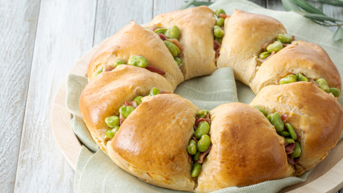 Ciambella aperta alle fave e pecorino