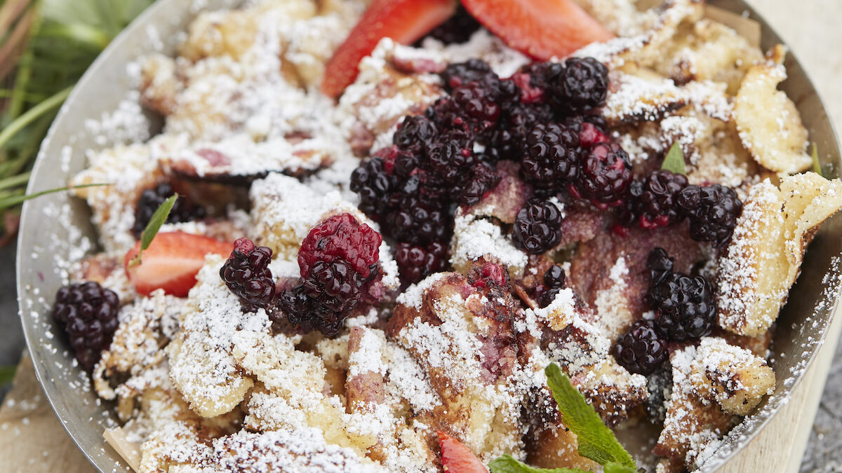 kaiserschmarrn, dolce con frutti di bosco