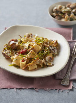 Mezze maniche con friggitelli e mandorle