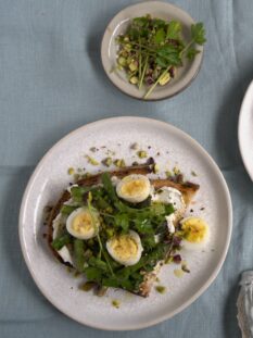 Crostoni asparagi e uova di quaglia con salsa di acciughe