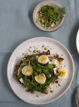 Crostoni asparagi e uova di quaglia con salsa di acciughe