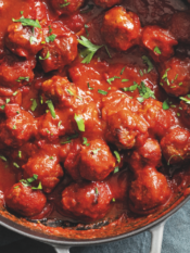 Teglia tonda di polpette di carne e prosciutto al sugo rosso