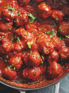 Teglia tonda di polpette di carne e prosciutto al sugo rosso