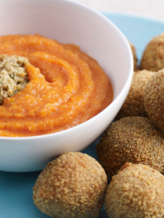 Polpette di lenticchie con ciotolina di salsa arancione