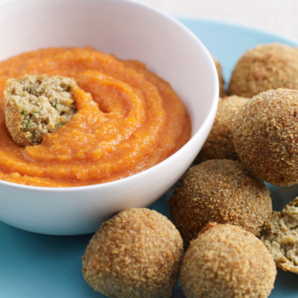 Polpette di lenticchie con ciotolina di salsa arancione