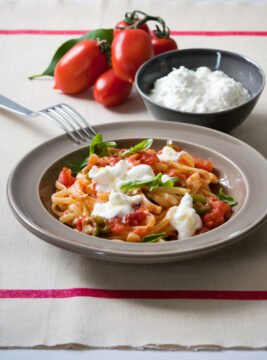 Linguine al sugo piccante e stracciatella