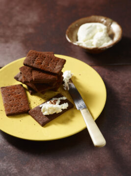 Cracker al cacao affumicati