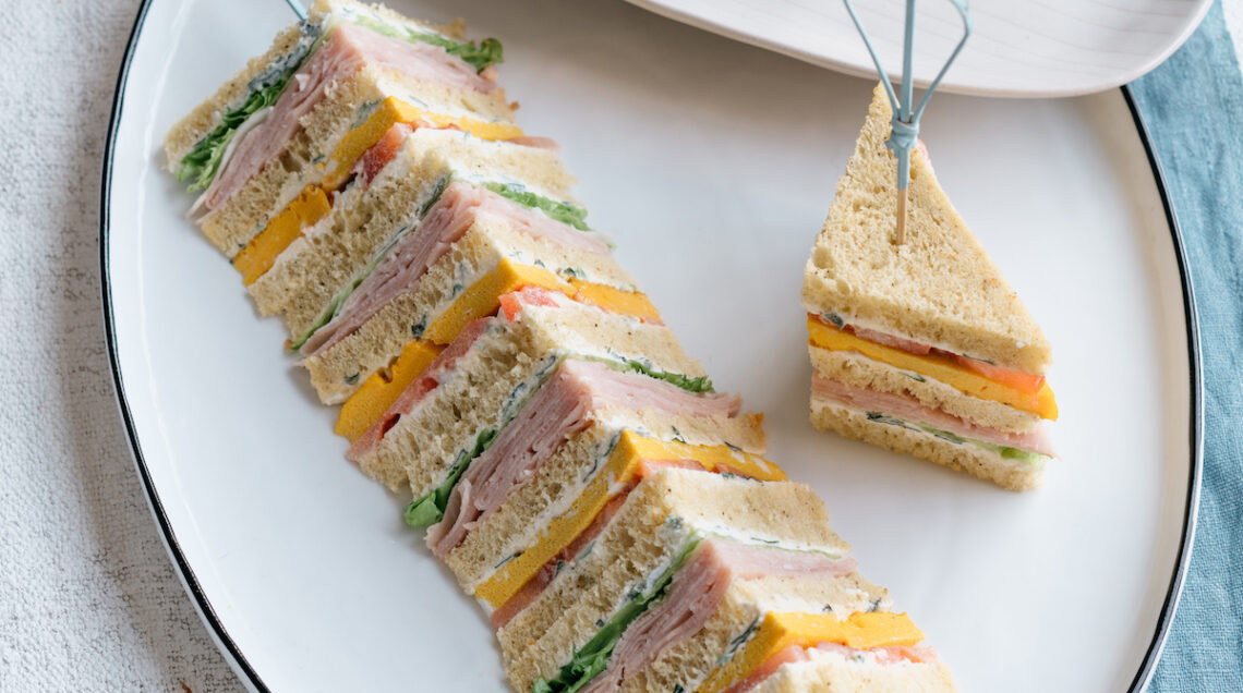 Club Sandwich con frittatina, prosciutto cotto e robiola