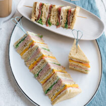 Club Sandwich con frittatina, prosciutto cotto e robiola