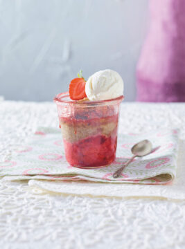 Torta al cucchiaio con fragole e gelato