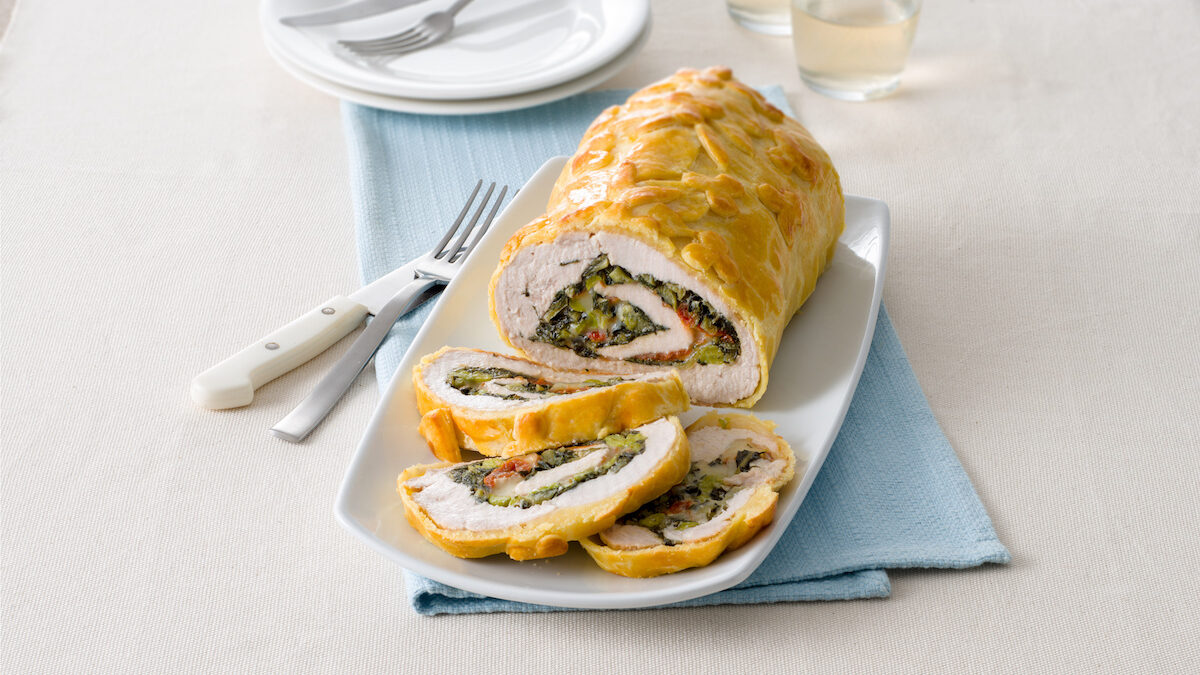 Arrosto di tacchino in crosta con fave, cicoria e scamorza