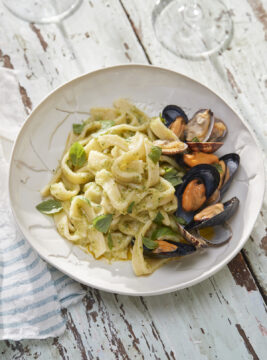 Scialatielli con crema di zucchine, vongole e cozze