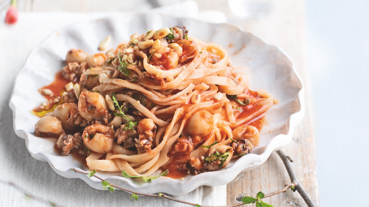 Tagliolini di riso con seppioline, rucola e pinoli