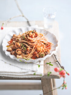 Tagliolini di riso con seppioline, rucola e pinoli