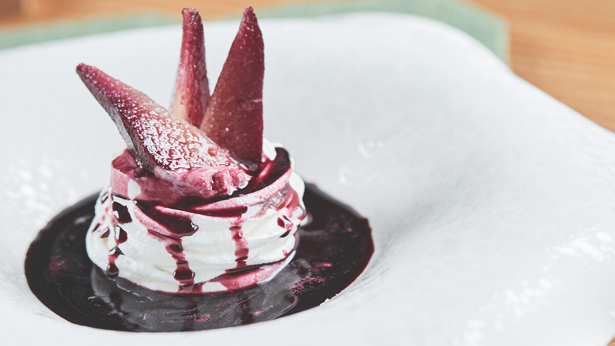 Meringata, crema di latte e martin sec al vino rosso