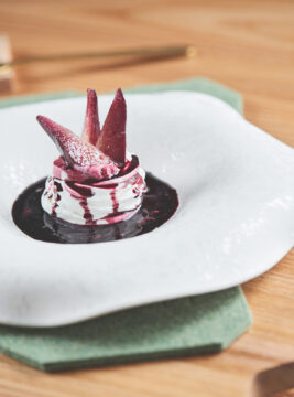 Meringata, crema di latte e martin sec al vino rosso