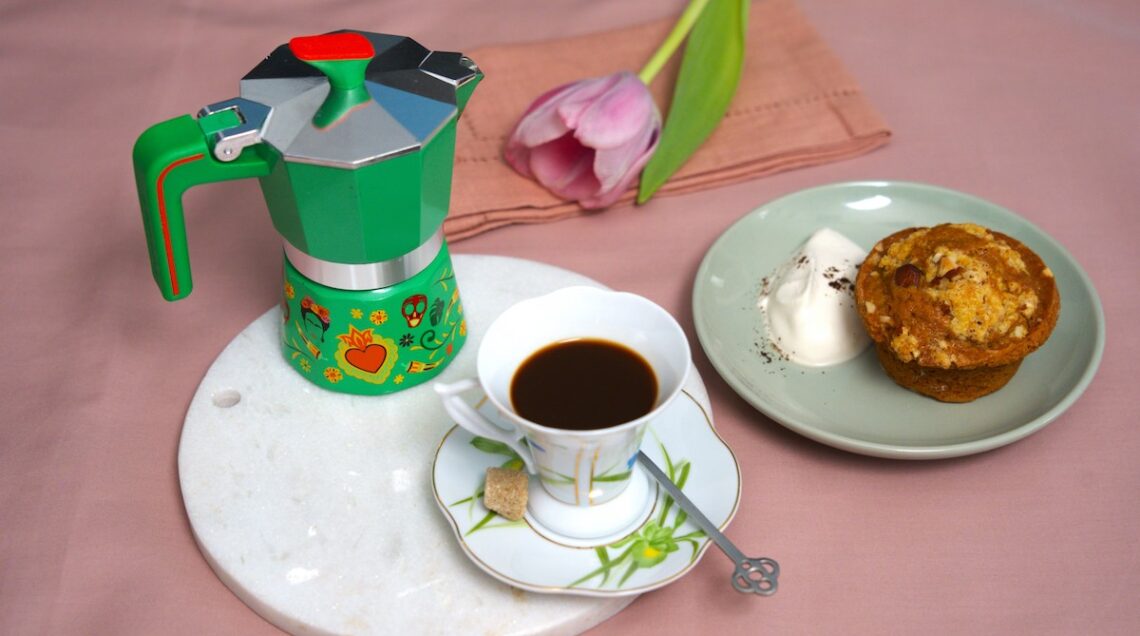 Muffin al caffè con streusel, mandorle e cannella