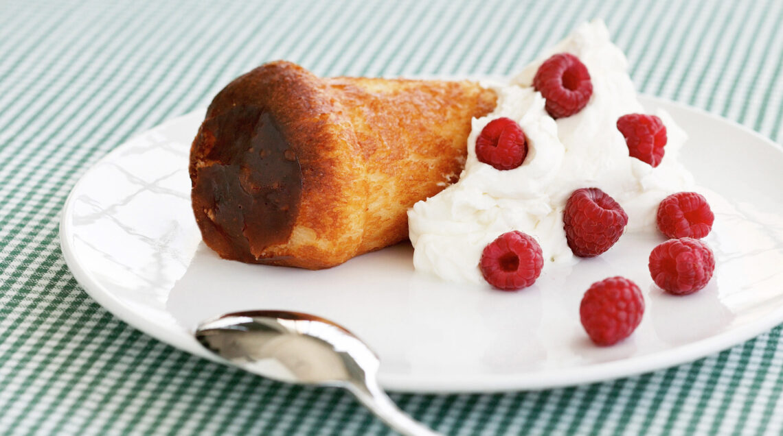 BabÃ  al rum con panna e lamponi