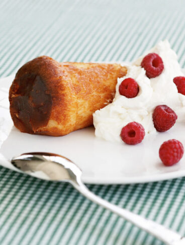 BabÃ  al rum con panna e lamponi