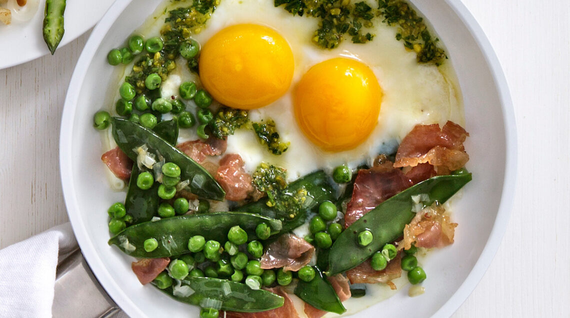 Uova al tegamino - Con taccole, piselli, crudo e pesto ai pistacchi