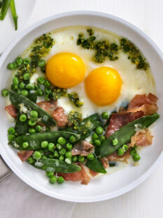 Uova al tegamino - Con taccole, piselli, crudo e pesto ai pistacchi