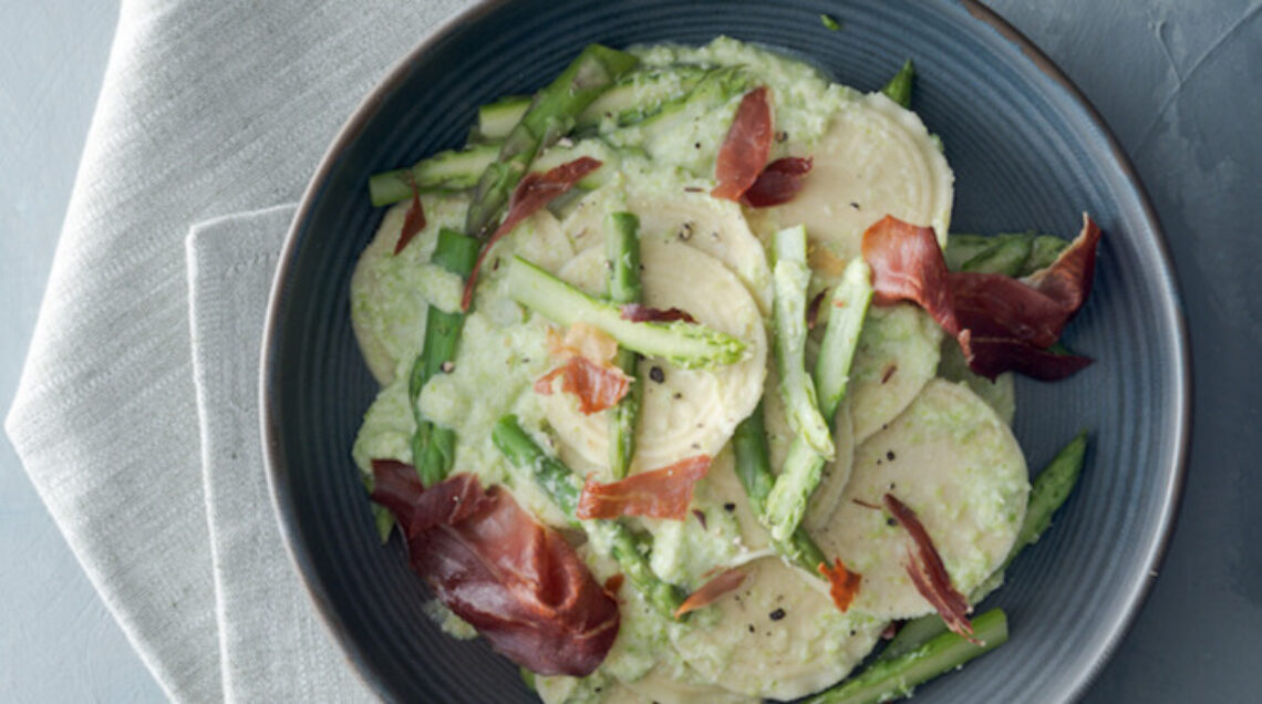 Corzetti con asparagi e speck