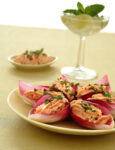 Mousse di salmone su foglie rosse