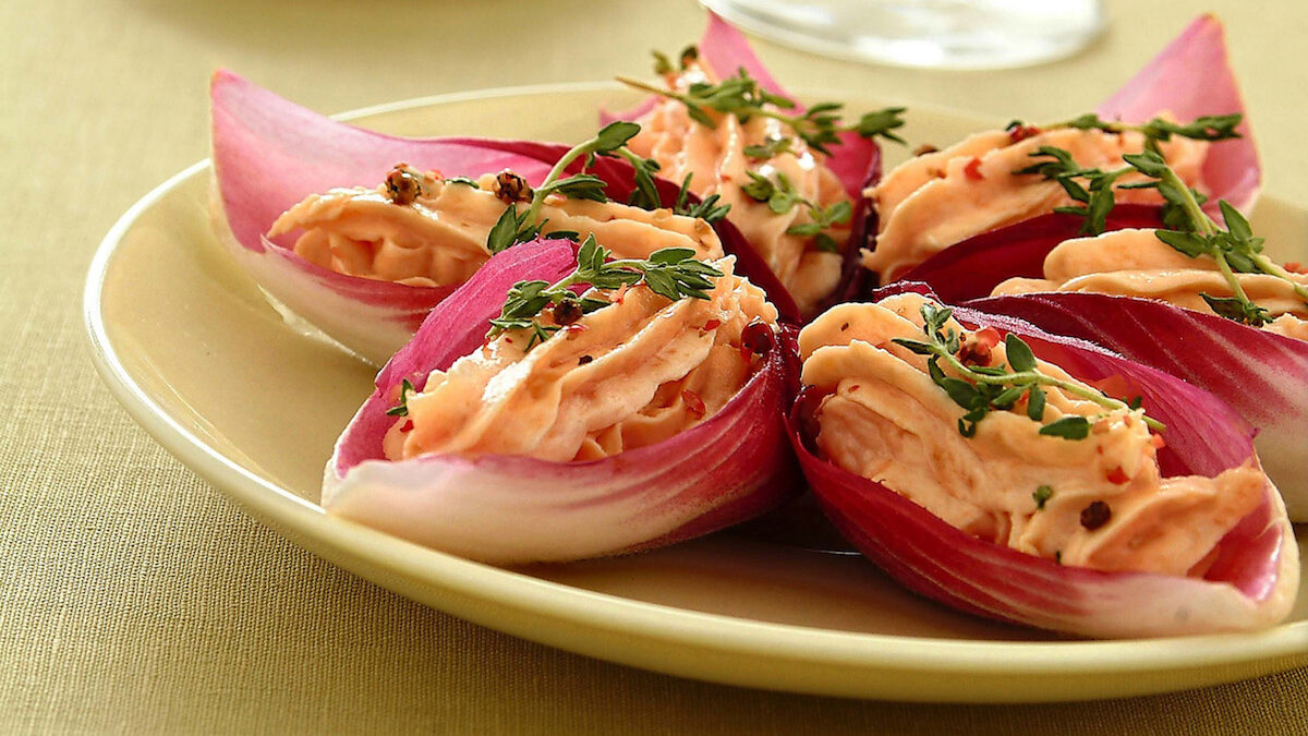 Mousse di salmone su foglie rosse