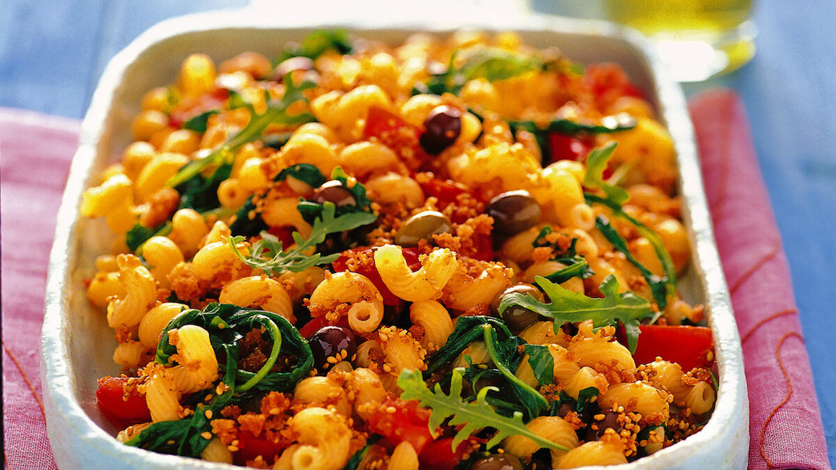 Cellentani con pomodori, rucola e briciole al sesamo