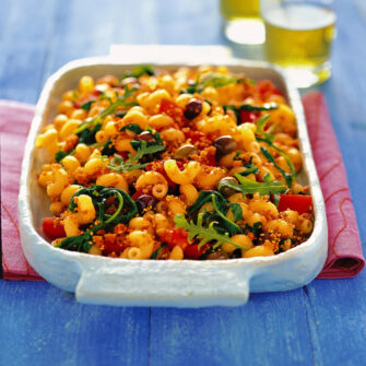 I cellentani con pomodori, rucola e briciole al sesamo