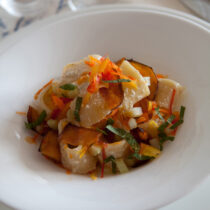 Pasta fredda con peperoni, melanzane e frutta secca