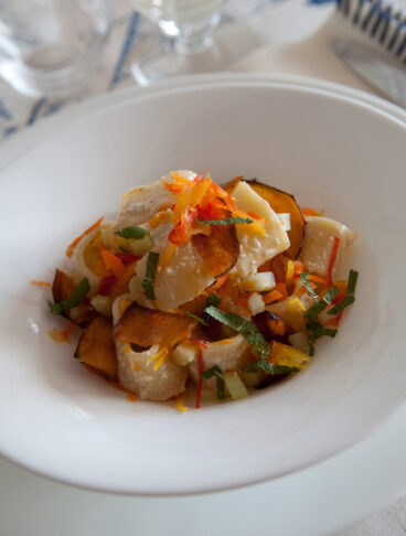 Pasta fredda con peperoni, melanzane e frutta secca