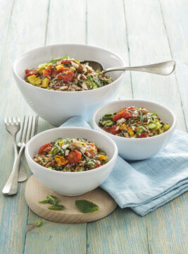 Insalata di quinoa con pomodorini, zucchine e fiori