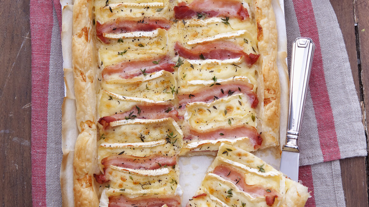 Sfogliata al bacon, Camembert e timo
