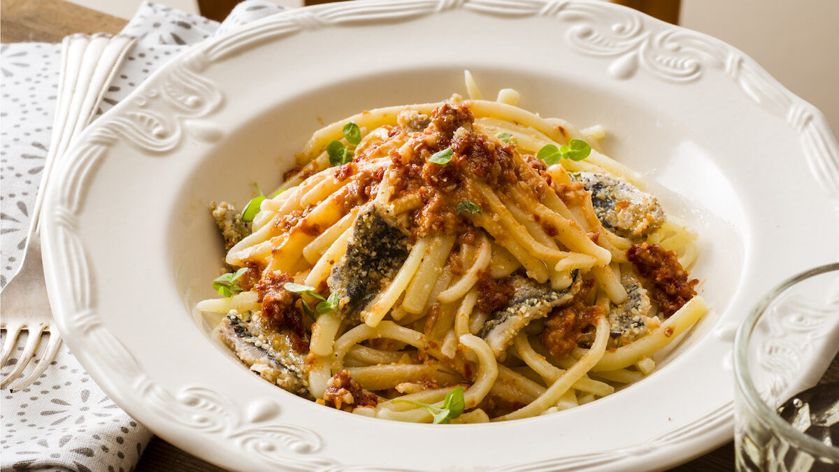 Scialatielli di Gragnano con pesto di pomodorini secchi e bocconcini croccanti