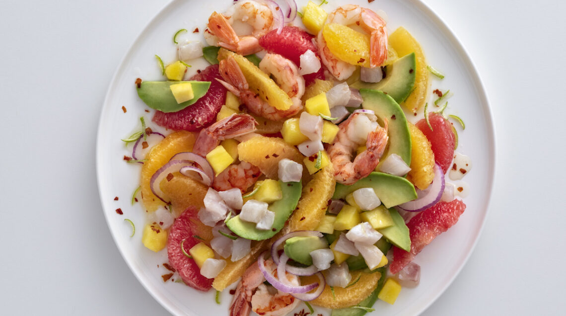 Insalata all'avocado con gamberi e tartare di branzino al mango