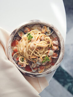 Spaghetti alle vongole veraci, calamaretti spillo, tartare di pesce e coulis di caponata