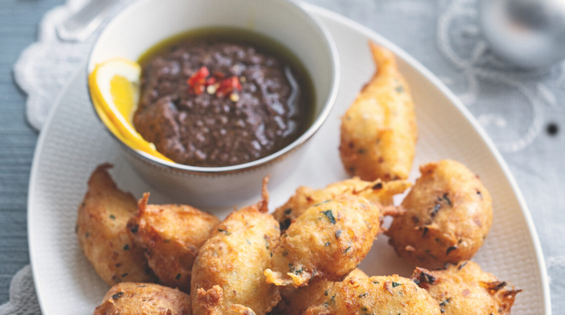 Sfince di baccalà e salsa di olive nere