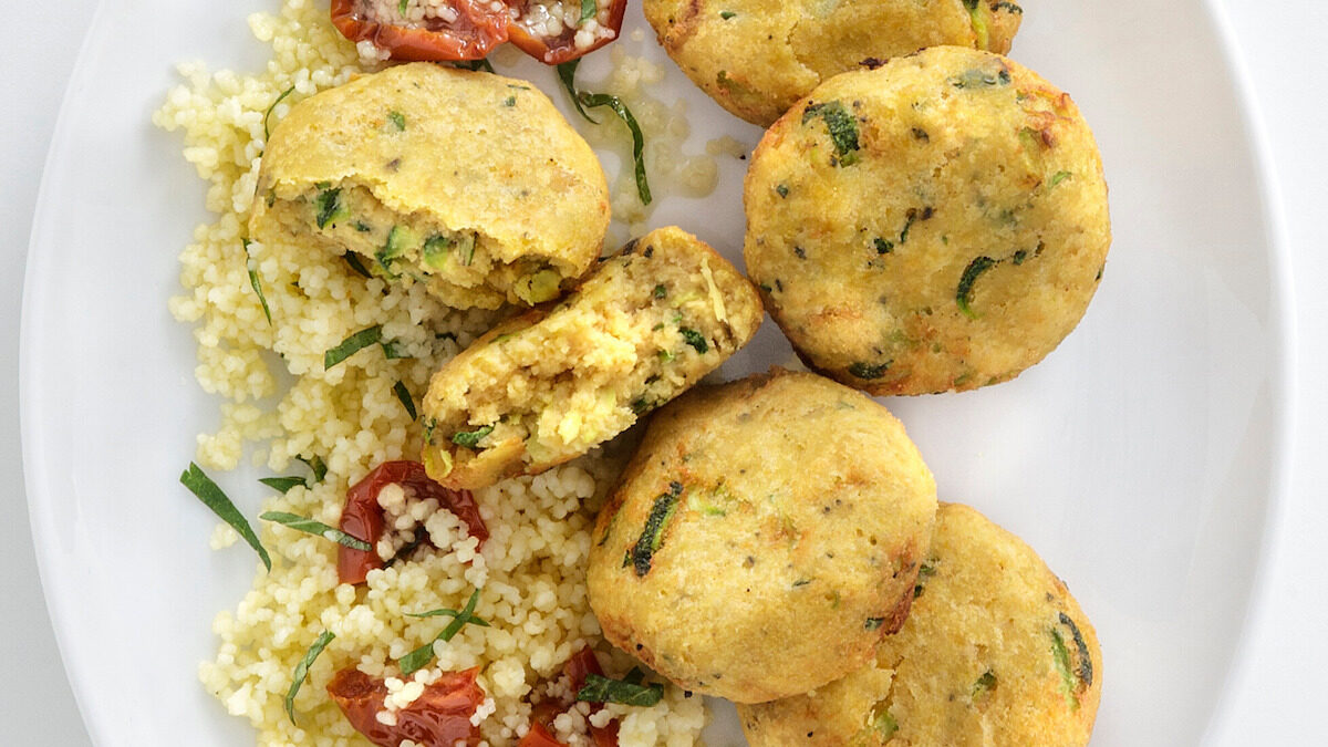 Polpette di ceci e zucchine, con cous cous alla menta