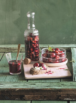 Sciroppo di noccioli e ciliegie in conserva