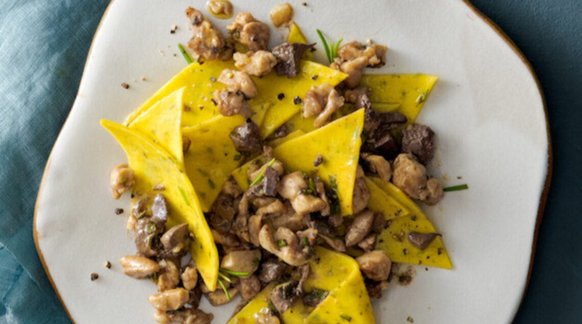 Stracci al ragù bianco di pollo e coniglio
