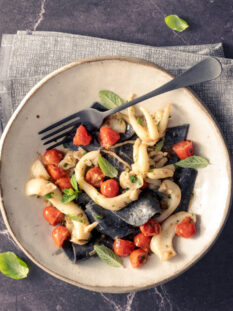 Maltagliati con seppie e datterini