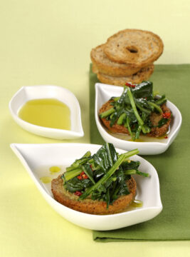 Friselle con foglie, aglio e peperoncino