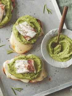 Crostini con pecorino di Pienza, lardo e zucchine