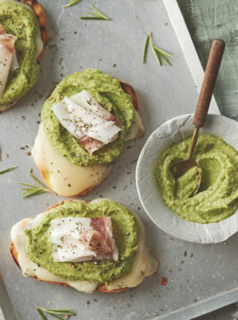 Crostini con pecorino di Pienza, lardo e zucchine