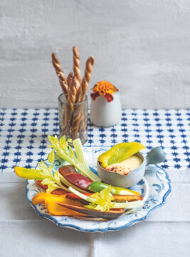 Dip di formaggi alla birra con peperoni e sedano