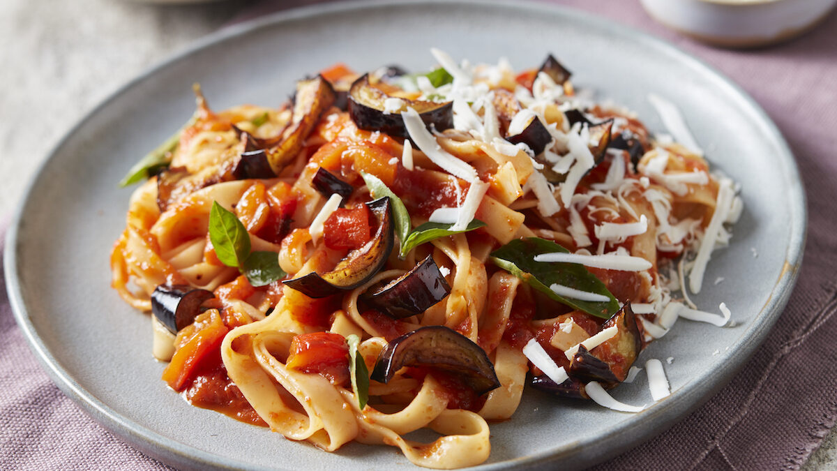 Tagliatelle con peperoni, ‘nduja e melanzane fritte