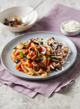 Tagliatelle con peperoni nduja e melanzane fritte